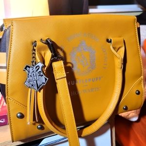 Medium sized purse, yellow, hufflepuff